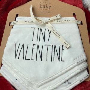 NWT RAE DUNN Valentine Bib Set